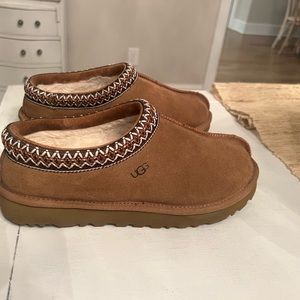 authentic UGG tasman slippers. size 8